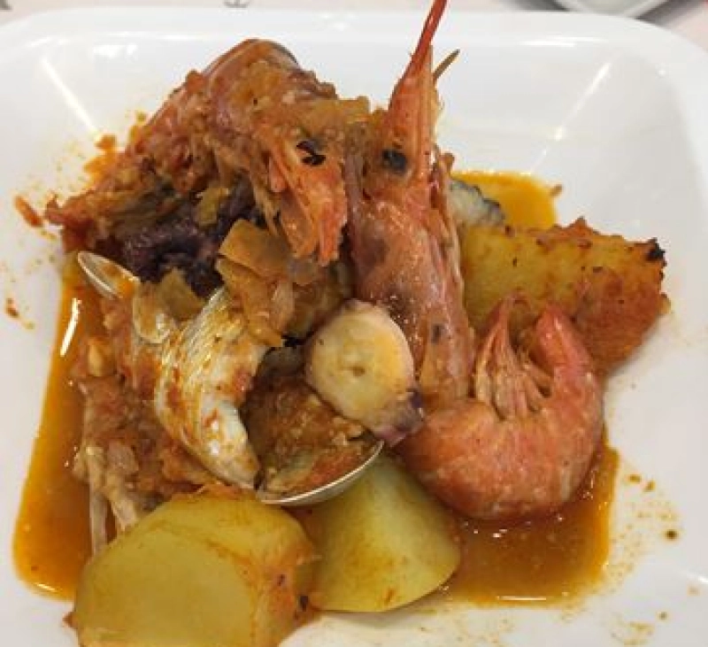 MENÚ de NAVIDAD: MEJILLONES CON SALSA MALTESA. CALDERETA DE DORADA Y MARISCO AL HORNO. POSTRE DE MERENGUE Y CÁTRICOS.