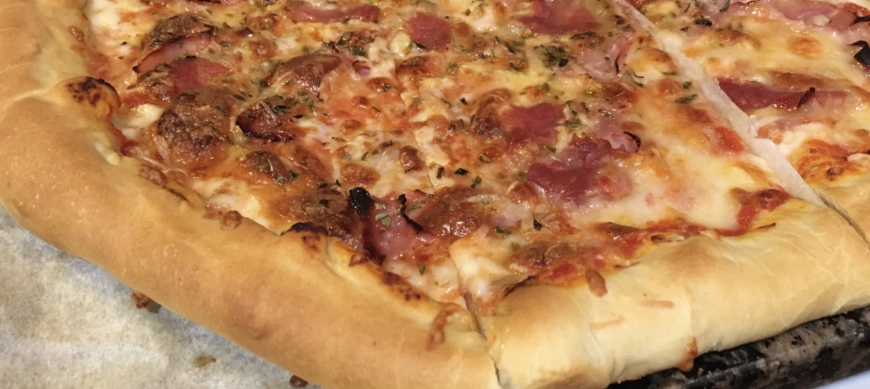 Pizza con borde relleno de cheddar