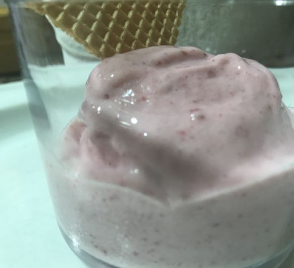 HELADO RÁPIDO DE FRESAS Y YOGUR GRIEGO