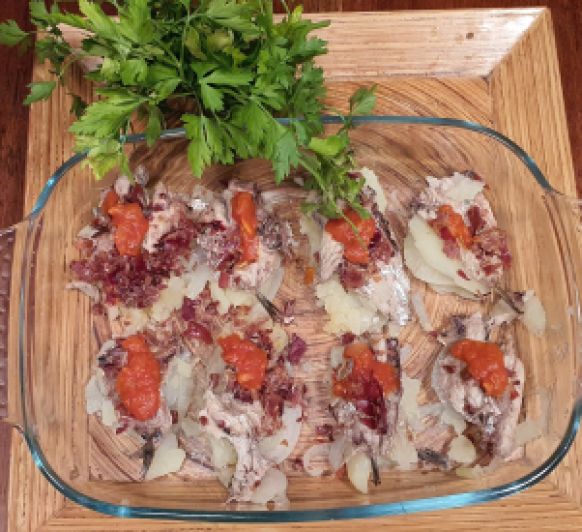 Filetes de sardinas con patatas, jamón y salsa de tomate