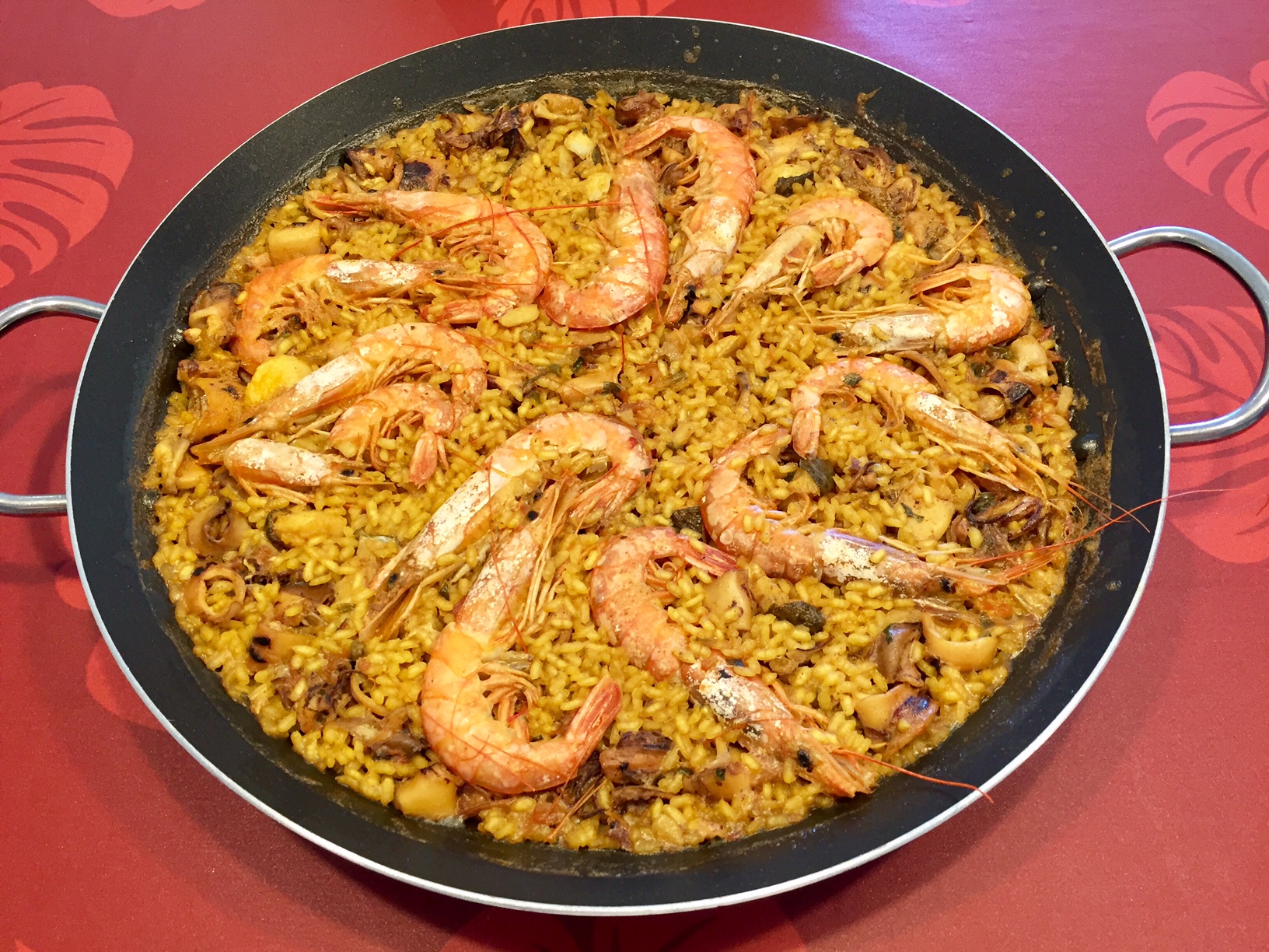 Paella de calamares y gambón