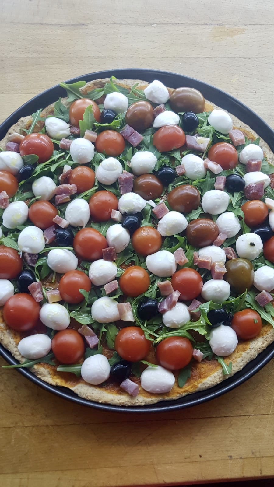 Pizza Con Rucula Y Tomates Cherry