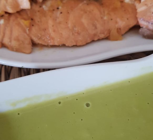 Sopa de guisantes y jengibre. Salmón al limón con brócoli by Montse