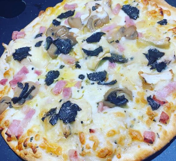 Pizza carbonara con trufa negra de teruel