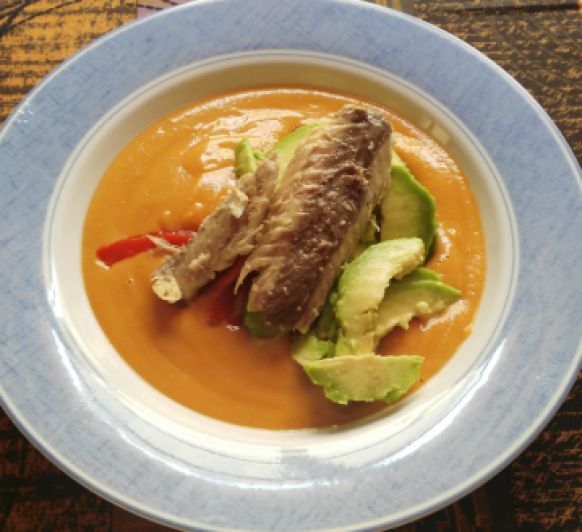 Ensalada de salmorejo,caballa y pimiento.