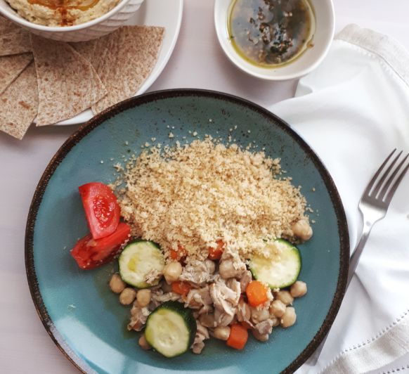 CUSCÚS CON POLLO Y VERDURAS, plato exótico para toda la familia