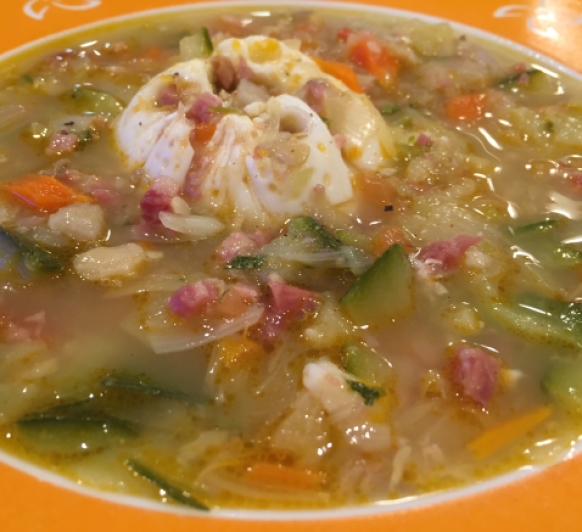 Sopa de verduras y jamón con huevo poché con Thermomix® 