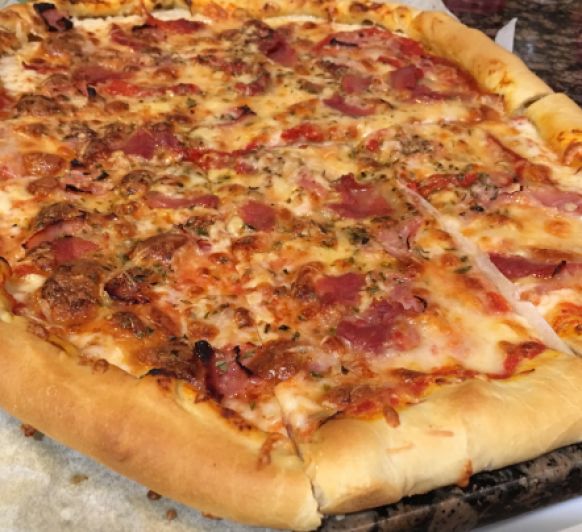 Pizza con borde relleno de cheddar