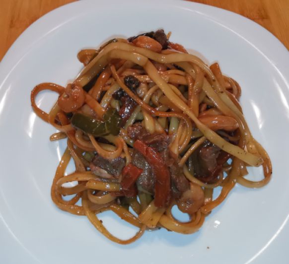 tallarines con ternera y gambas impresionantes