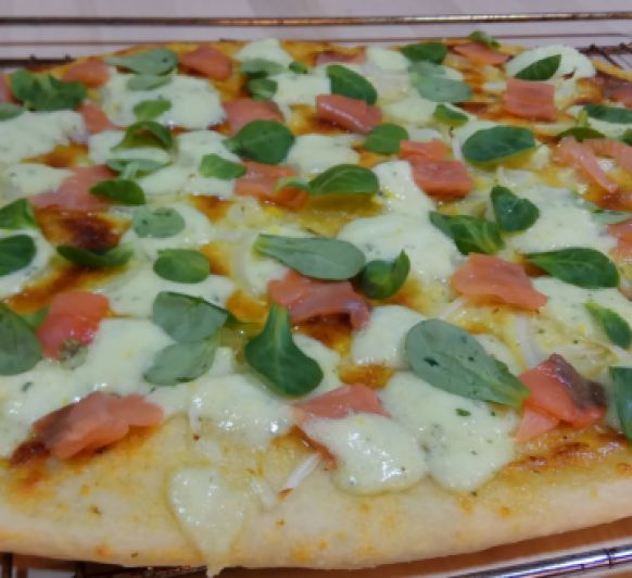 PIZZA DE SALMÓN AHUMADO ,ALCAPARRAS Y MASCARPONE by SONIA