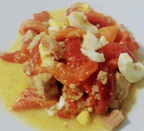 ENSALADA DE PIMIENTOS ROJOS, HUEVOS DUROS Y ATÚN