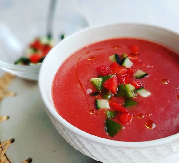 Gazpacho de fresas, mira qué color!!!