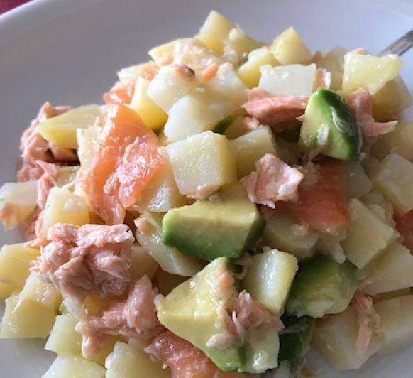 ENSALADA DE PATATA CON SALMÓN Y AGUACATE