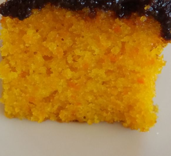 BIZCOCHO DE ZANAHORIA CON COBERTURA DE CHOCOLATE