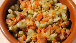 Me encantan las habas ! Este plato es una tapa perfecta para acompañarla con un filete de carne , un pesadito al vapor … Mientras se hacen las habas abajo arriba podemos poner un pescadito o lo que queráis