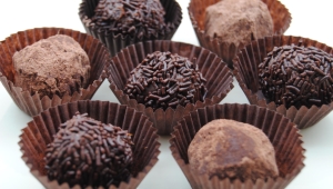 !!!Que viene el fin de semana!!! Hoy he investigado las clásicas trufas, la lista de los ingredientes era interminable así que directamente ni os la pongo pero…¿ Sabéis que en un supermercado cuestan 3€ 15 Trufas ? Con Thermomix® nos cuestan 2,15 € 30 Trufas! ¿Que os parece? Y son tan sencillas de hacer….5 minutos!