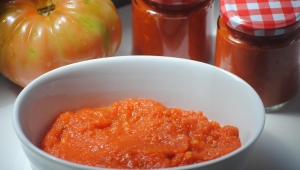 La salsa de Tomate es un básico y sale espectacular ¡!! Aparte de que con Thermomix® no manchamos nada en nuestra cocina.